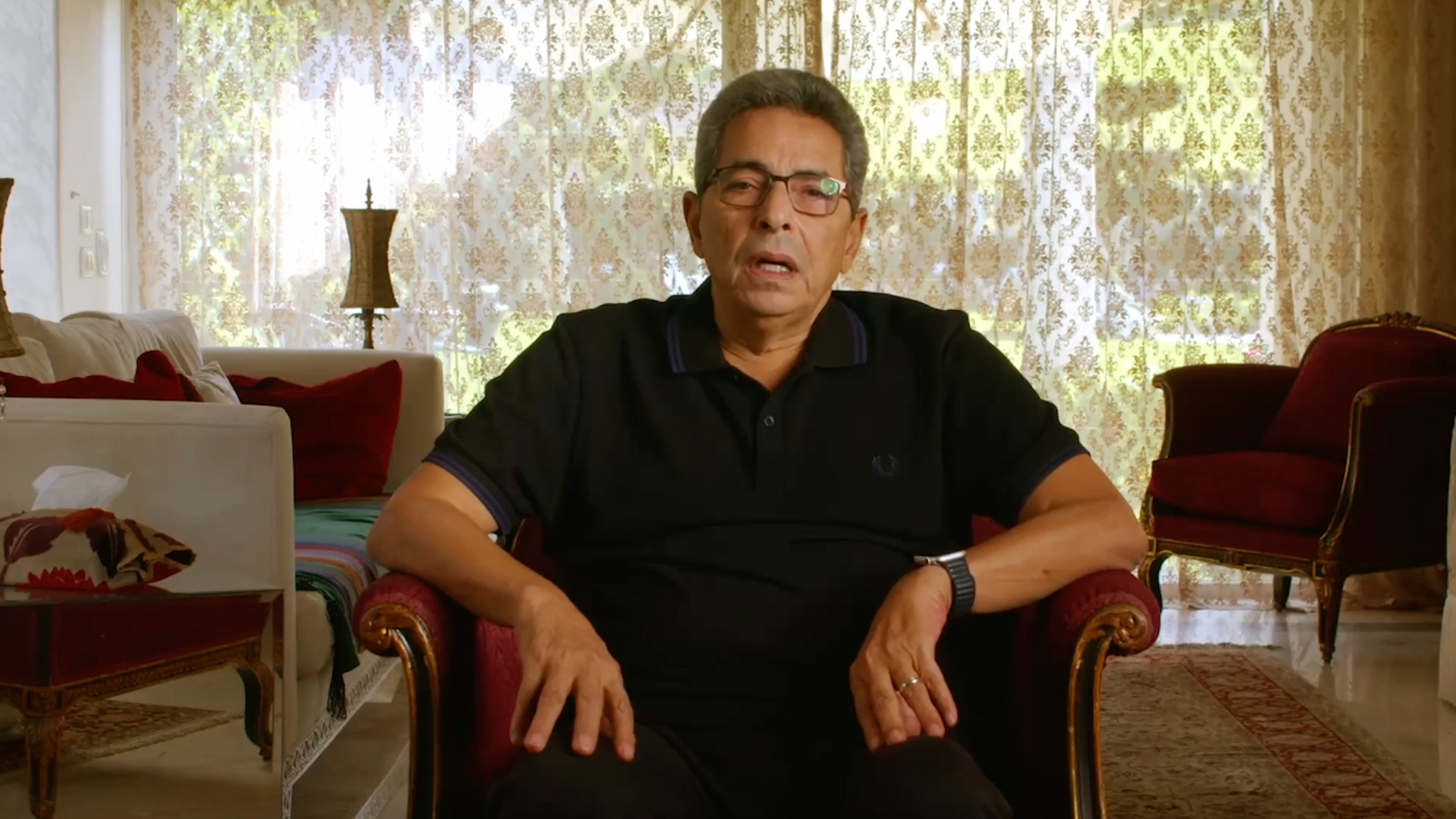  Махмуд Саад, египетски ефирен водещ, чете стихотворение на поета от Газа Хайдар ал-Газали 